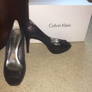 New Calvin Klein Metallic Raisin Peep Toe Heels